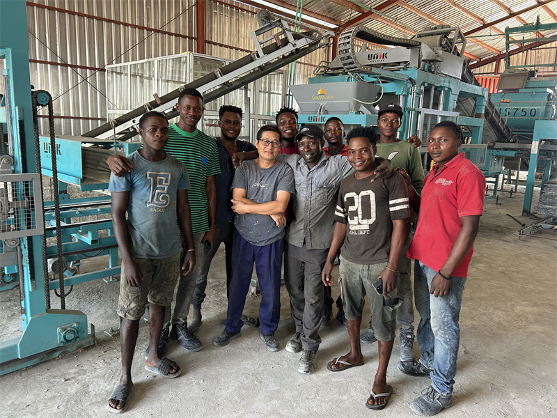 نائیجیریا میں کنکریٹ بلاک مولڈنگ مشین برائے فروخت: یونک مشینری کھڑی ہے